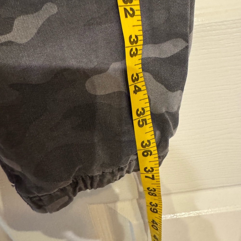 American Eagle Outfitters Woman’s Gray Camo Cargo Pants - Picture 5 of 6
